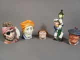 cinq figurines représentant différentes personnes portant des chapeaux et des écharpes
