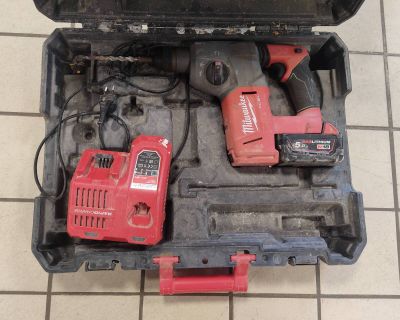 deux outils dans une boîte à outils posée par terre