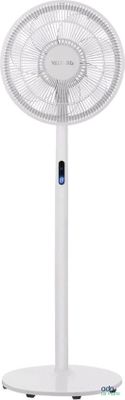 un ventilateur de table blanc posé sur un pied métallique