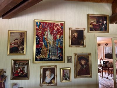 Il y a de nombreux tableaux accrochés au mur dans ce salon.