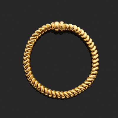 un bracelet en or au motif de corde torsadée