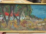 une personne tenant un tableau posé sur une table dans une pièce