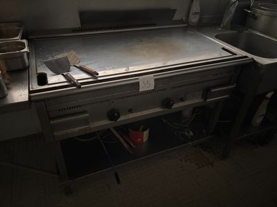 une cuisine équipée d'une cuisinière, d'un évier et d'autres éléments