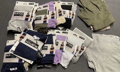Plusieurs paires de sous-vêtements pour hommes sont disposées sur une table