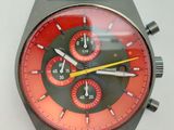 gros plan d'une montre sur une surface blanche