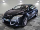 la photo d'une voiture noire garée dans un garage