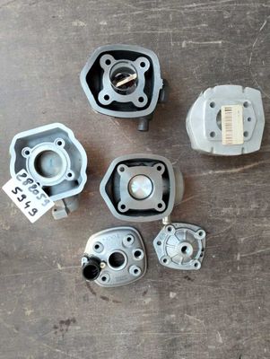 plusieurs types différents de rainures de carburateur sur une surface en bois