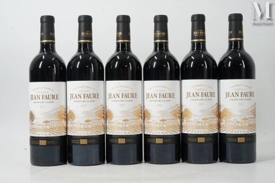 six bouteilles de vin rouge sont alignées