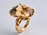 un gros plan d'une bague sertie d'une grosse pierre