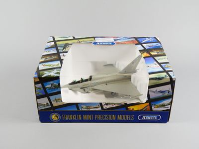 une boîte contenant une maquette d'avion de chasse