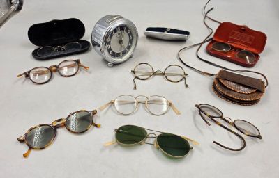 Plusieurs paires de lunettes de vue et de soleil sont disposées sur une table