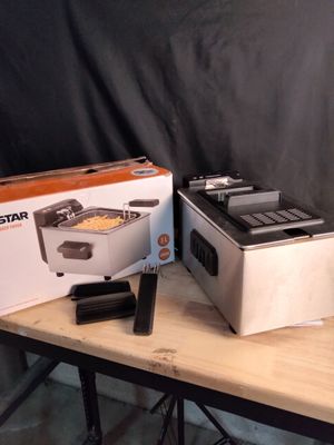 une boîte de nourriture posée sur une table à côté d'un grille-pain