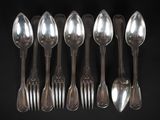 six cuillères et six fourchettes sont alignées sur un fond noir