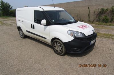 la photo d'une camionnette blanche garée sur un parking