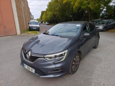 La voiture grise est garée sur le bord de la route.