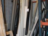 On trouve de nombreux types de métaux et de bois différents dans cette pièce.
