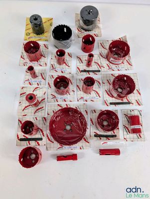 beaucoup d'objets rouges et blancs sur une table blanche