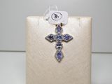 une image représentant une croix ornée de pierres bleues et blanches