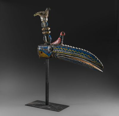 une photo d'une sculpture représentant un oiseau posée sur un socle