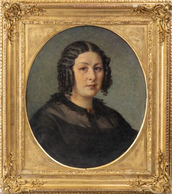 portrait d'une femme en robe noire avec un cadre doré