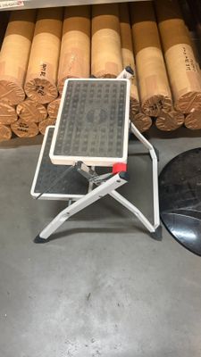 une petite table posée sur une chaise