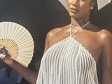 une femme en robe blanche tenant un éventail et un éventail