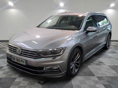 La Volkswagen Passat est garée dans une grande pièce au sol carrelé en damier.