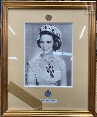 une vieille photo d'une femme portant un diadème et un collier