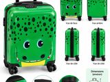 La valise verte a un smiley sur le devant et sur le côté.