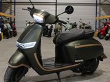 un scooter garé dans un garage