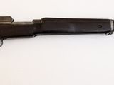 fusil accroché au mur sur un fond blanc