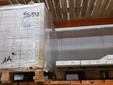 une palette remplie de cartons, elle-même posée sur une autre palette, dans un entrepôt