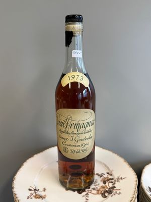 une bouteille de whisky posée sur une assiette, à côté d'une autre assiette