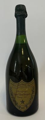 une bouteille de vin posée sur une table