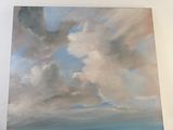 un tableau représentant un bateau sur l'eau sous un ciel nuageux