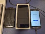 deux téléphones portables posés l'un à côté de l'autre sur une table
