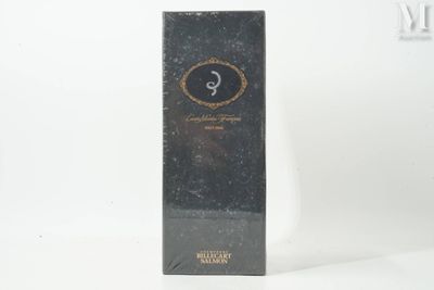 un flacon de parfum posé sur une table