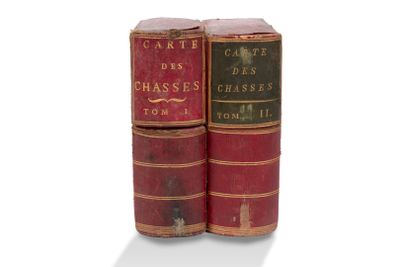deux vieux livres posés l'un sur l'autre sur une surface blanche