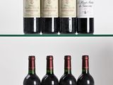 Plusieurs bouteilles de vin sont posées sur une étagère en verre devant un fond blanc.
