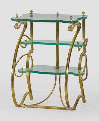 une étagère en laiton et en verre comportant trois tablettes de chaque côté