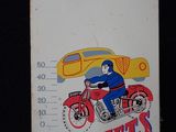une pancarte sur laquelle on peut lire « Jouet's Sandbaux », avec l'image d'un homme à moto