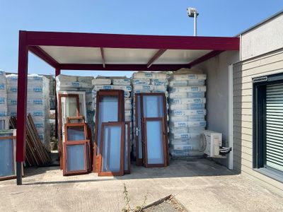 un bâtiment comportant de nombreuses portes et fenêtres
