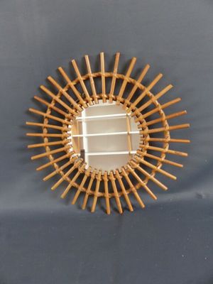 un miroir accroché au mur de la pièce