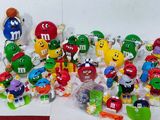 il y a beaucoup de M&M's exposés sur la table