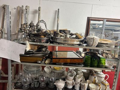 une étagère métallique sur laquelle sont posés de nombreux objets
