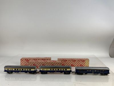 un petit train qui se trouve à côté d'une boîte