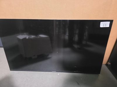 un téléviseur noir posé sur une table dans une pièce