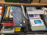 un tiroir rempli de téléphones portables et d'autres appareils électroniques