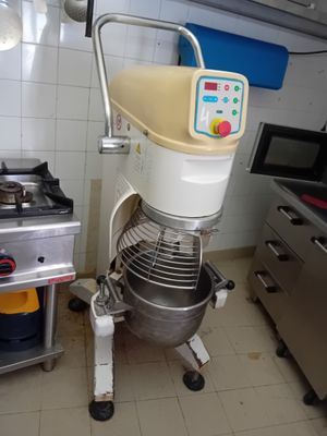 une photo d'une cuisine avec un mixeur et une cuisinière
