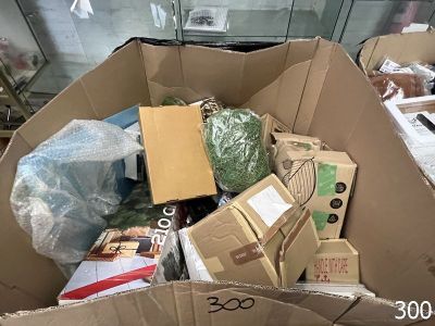 une boîte en carton remplie de différents types d'objets